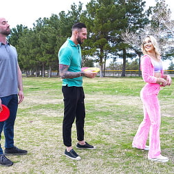 Kelsey Kane in Disc Golf Threeway (Photo 5) Kelsey Kane in 'Facials 4K' Disc Golf Threeway (Thumbnail 5)